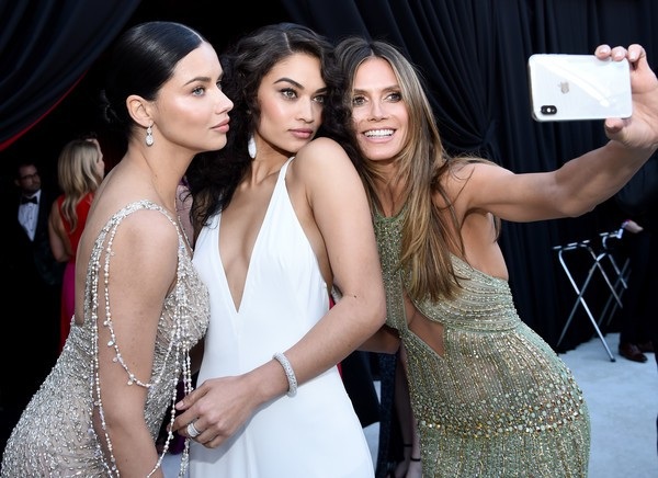 Người đẹp bốc lửa dự tiệc Oscar - 6
Cùng dự sự kiện còn có 3 siêu mẫu Adriana Lima, Shanina Shaik, Heidi Klum