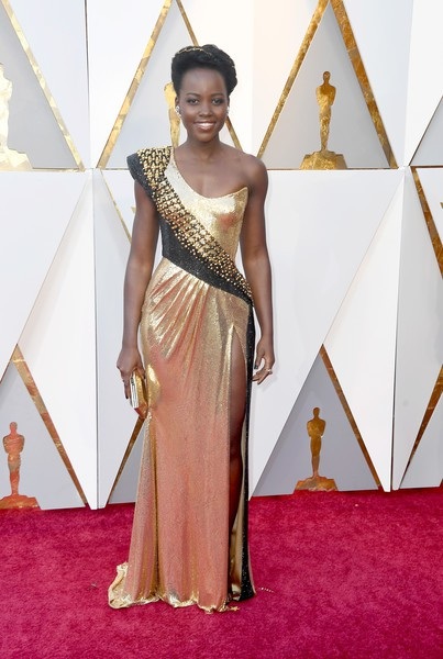 Người đẹp dập dìu khoe dáng trên thảm đỏ Oscar - 57
Lupita Nyongo