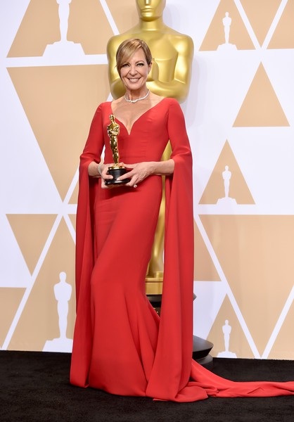 Dàn sao giành giải Oscar rạng rỡ khoe tượng vàng - 9
Allison Janney, 58 tuổi - rực rỡ trong bộ váy đỏ