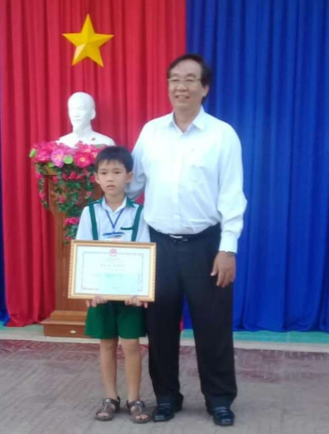Trao Bằng khen của Bộ GD&ĐT đến học sinh lớp 3 trả lại 44 triệu đồng nhặt được - 1 Trao Bằng khen của Bộ GD&ĐT cho em Nguyễn Nhựt Nam. (Ảnh: Nhà trường cung cấp)
