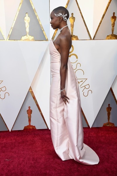 Người đẹp dập dìu khoe dáng trên thảm đỏ Oscar - 12
Danai Gurira