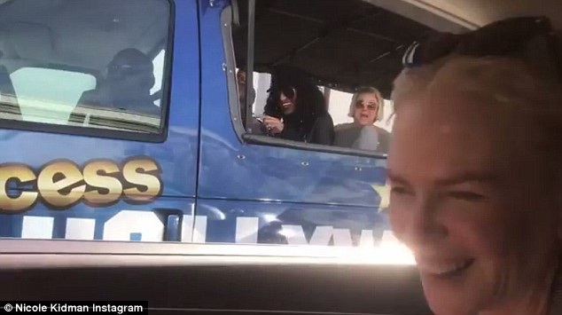 “Thiên nga Úc” khoe vẻ đẹp không son phấn trên đường tới Oscar - 1 Nicole Kidman đã yêu cầu lái xe chạy chậm lại để chào hỏi những du khách tới thăm Hollywood vào đúng ngày lễ trao giải Oscar diễn ra.