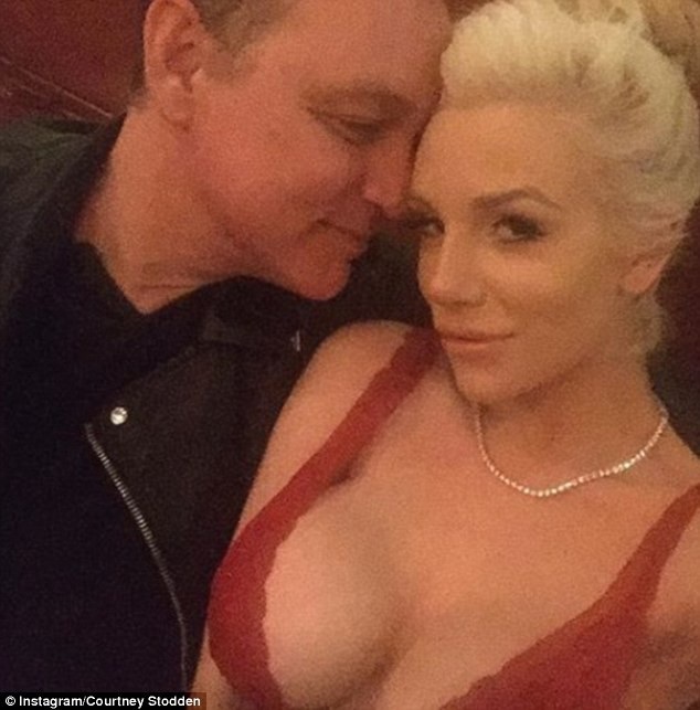 
Người đẹp trở nên trầm cảm, lo lắng và buồn phiền về những chuyện buồn đã xảy ra. Cô vẫn coi chồng là bạn tốt nhưng quyết định chấm dứt cuộc hôn nhân này.
