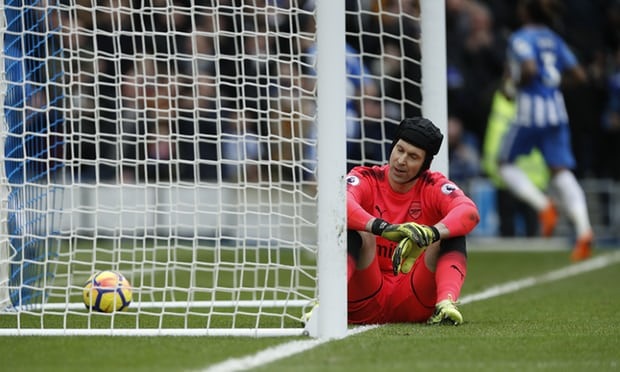“Tội đồ” Petr Cech cúi đầu xin lỗi người hâm mộ Arsenal - 1 Thủ thành Petr Cech mắc sai lầm trong cả hai bàn thua của Arsenal trước Brighton