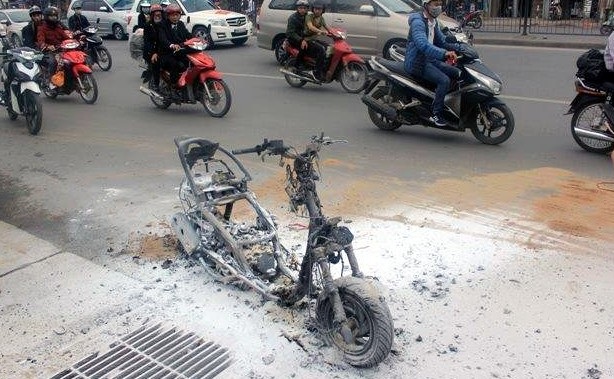 Hà Nội: Xe máy bốc cháy trơ khung trên đường - 1 Chiếc xe máy cháy trơ khung. (Ảnh: CTV)