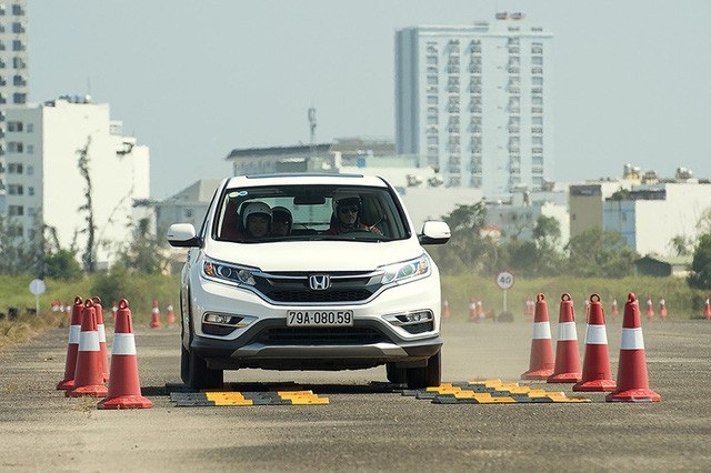 Honda CR-V tiên phong với mức giá "sốc" 958 triệu đồng - 1 Honda CR-V tiên phong với mức giá "sốc" 958 triệu đồng - 1