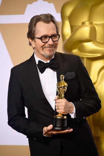Dàn sao giành giải Oscar rạng rỡ khoe tượng vàng - 2
Gary Oldman giành giải với vai nam chính trong phim Darkest Hour là 1 kết quả không nằm ngoài dự đoán của nhiều người