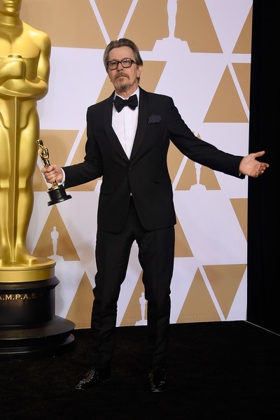 Dàn sao giành giải Oscar rạng rỡ khoe tượng vàng - 3
Gary Oldman được khán giả nhắc tới nhiều qua vai diễn chú Sirius Black trong phim Harry Potter. Ngôi sao người Anh luôn được coi là ngôi sao hàng đầu xứ sương mù