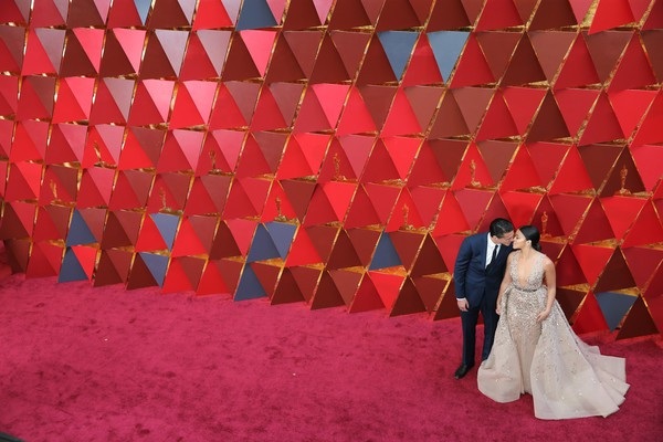 Người đẹp dập dìu khoe dáng trên thảm đỏ Oscar - 20
Gina Rodriguez hạnh phúc bên bạn trai Joe LoCicero
