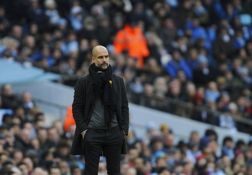 Man City 1-0 Chelsea: Áp đảo toàn diện - 3
Guardiola chỉ đạo học trò thi đấu bên ngoài đường biên Etihad