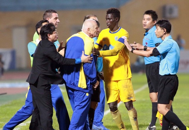 Công tác trọng tài ở V-League 2018 có khá lên? - 2 Người ta dễ phản ứng trọng tài vì kỳ thực người ta không tin trọng tài (ảnh: Gia Hưng)