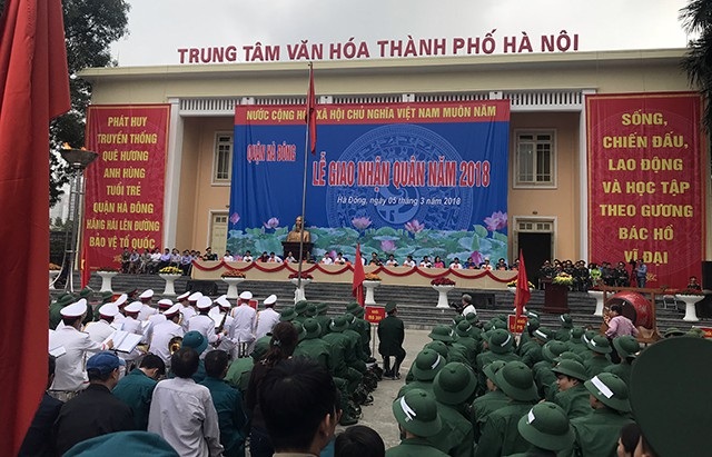 3.500 thanh niên Thủ đô bịn rịn chia tay người thân lên đường nhập ngũ - 1 8h sáng nay (ngày 5/3), các quận huyện của TP Hà Nội đồng loạt diễn ra lễ giao quân đợt một năm 2018
