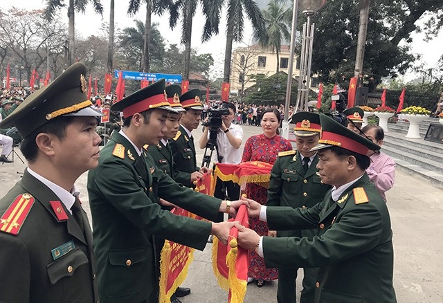 3.500 thanh niên Thủ đô bịn rịn chia tay người thân lên đường nhập ngũ - 3 Đợt nhập ngũ lần này trên địa bàn TP Hà Nội có gần 1.200 thanh niên viết đơn tình nguyện, trong đó có 5 nữ thanh niên.