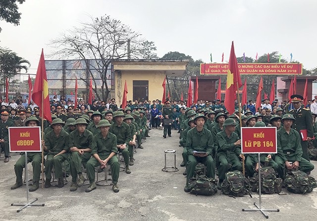 3.500 thanh niên Thủ đô bịn rịn chia tay người thân lên đường nhập ngũ - 2 Đợt đầu năm 2018, TP Hà Nội có gần 3.500 thanh niên lên đường nhập ngũ