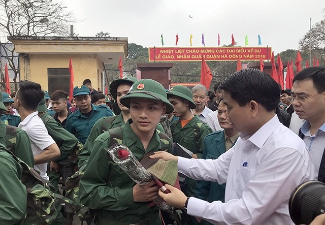 3.500 thanh niên Thủ đô bịn rịn chia tay người thân lên đường nhập ngũ - 4 Chủ tịch UBND TP Hà Nội - Nguyễn Đức Chung tặng khăn lụa Vạn Phúc cho các tân binh