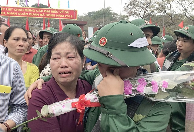 3.500 thanh niên Thủ đô bịn rịn chia tay người thân lên đường nhập ngũ - 5 Nhiều tân binh và người thân không kìm được nước mắt