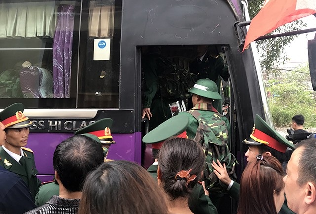 3.500 thanh niên Thủ đô bịn rịn chia tay người thân lên đường nhập ngũ - 8 Năm 2018, tỷ lệ thanh niên nhập ngũ của TP Hà Nội có trình độ đại học, cao đẳng, trung học chuyên nghiệp chiếm 40,8%. Tỷ lệ thanh niên là Đảng viên nhập ngũ khoảng 0,21%.
