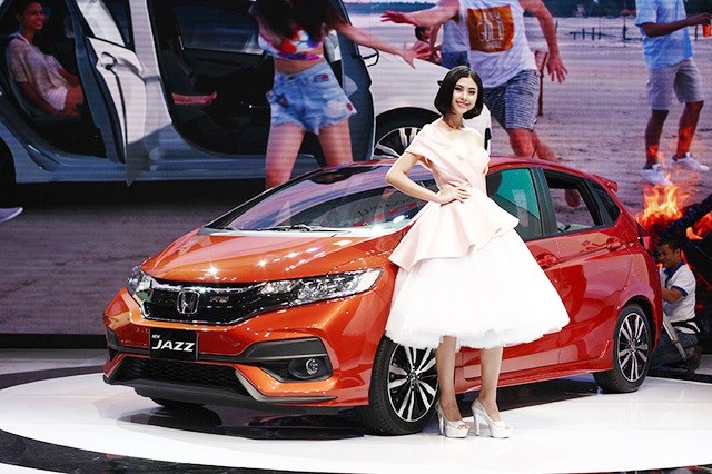 Honda CR-V tiên phong với mức giá "sốc" 958 triệu đồng - 2 Honda Jazz chính thức có mặt tại Việt Nam