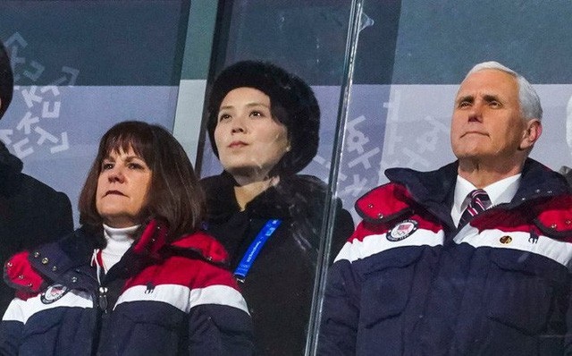 Tổng thống Trump nói có thể đối thoại trực tiếp với ông Kim Jong-un - 2 Em gái nhà lãnh đạo Triều Tiên Kim Jong-un ngồi ngay sau Phó Tổng thống Mỹ Mike Pence trong lễ khai mạc Thế vận hội mùa Đông ở Hàn Quốc hôm 9/2. (Ảnh: AFP)