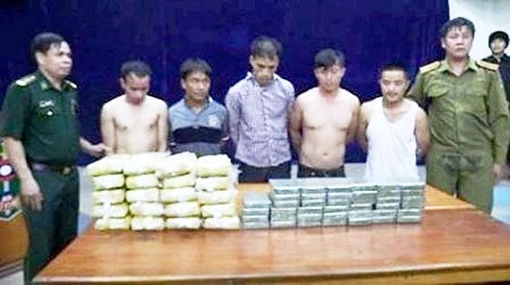 Trinh sát biên phòng kể chuyện ra nước ngoài đánh án - 1 Bộ đội Biên phòng tỉnh Hà Tĩnh phối hợp Công an Lào bắt gọn 5 đối tượng cùng tang vật gồm 40 bánh heroin, 120.000 viên ma túy tổng hợp.