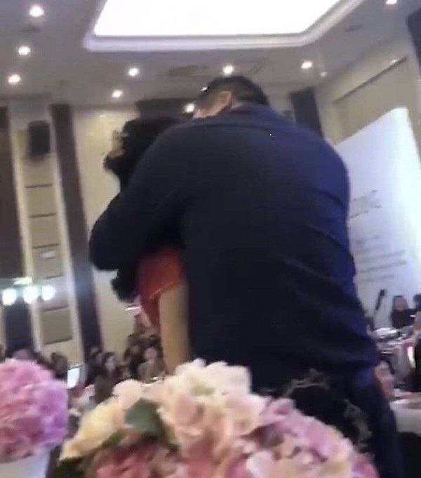 Những trò đùa dai khiến ngày vui lớn trong đời trở thành bi kịch của cô dâu - chú rể - 4 Cô dâu bị chính bố chồng cưỡng hôn trong đám cưới.