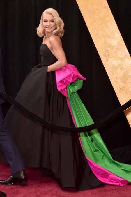 Salma Hayek cùng loạt mỹ nhân khoe thời trang “thảm họa” tại Oscar - 4 Kelly Ripa đã bước ra và để lại cho người hâm mộ vô vàn dấu hỏi không có lời đáp