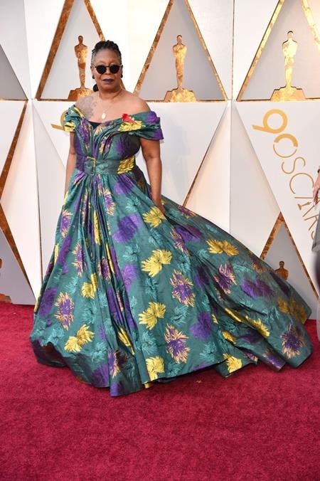 Salma Hayek cùng loạt mỹ nhân khoe thời trang “thảm họa” tại Oscar - 6 Diện chiếc váy hoa cúc lòe loẹt còn chưa đủ, Whoopi Goldberg đã khéo léo tạo điểm nhấn bằng một chiếc kính đen