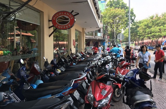 Khó dẹp vì nhiều người lấn chiếm vỉa hè có tiền, có lực, có quan hệ - 1 Một quán cà phê bị phạt 5 triệu đồng vì đề xe lấn chiếm vỉa hè