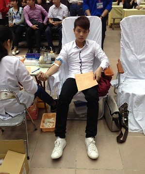 Sinh viên ĐH Công nghệ GTVT hai lần nhặt được của rơi trả lại người đánh mất - 1
Sinh viên tốt bụng Phạm Đình Quý đã 2 lần nhặt được của rơi trả lại người bị mất (Ảnh: Quý trong một lần tham gia hiến máu nhân đạo)