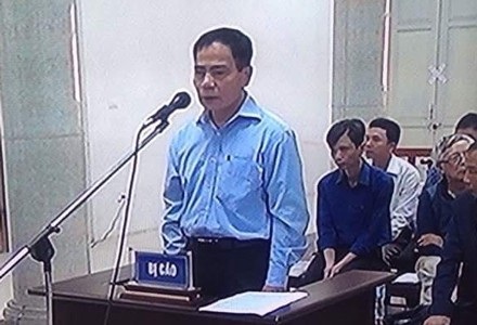 Xét xử vụ 18 lần vỡ đường ống nước sông Đà: Cựu Giám đốc kêu oan - 1 Bị cáo Hoàng Thế Trung trình bày trước HĐXX.