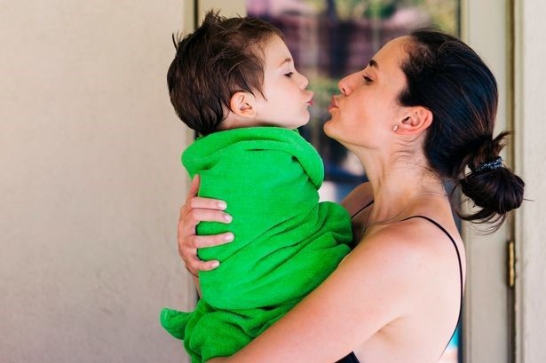 Cha mẹ sẽ làm hại con nếu thơm vào môi bé - 1