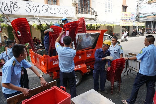 Khó dẹp vì nhiều người lấn chiếm vỉa hè có tiền, có lực, có quan hệ - 3 Lực lượng trật tự đô thị quận 10 xử lý một quán nhậu vi phạm lấn chiếm vỉa hè