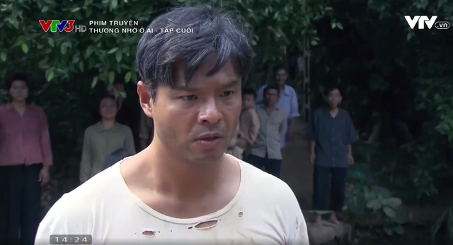 Kết phim “Thương nhớ ở ai” gây tranh cãi vì không giống trong tiểu thuyết? - 1 Vạn không chịu nổi những lời dèm pha của người làng nên đã bỏ làng ra đi. Đây là cái kết khác với nguyên tác tiểu thuyết Bến không chồng.