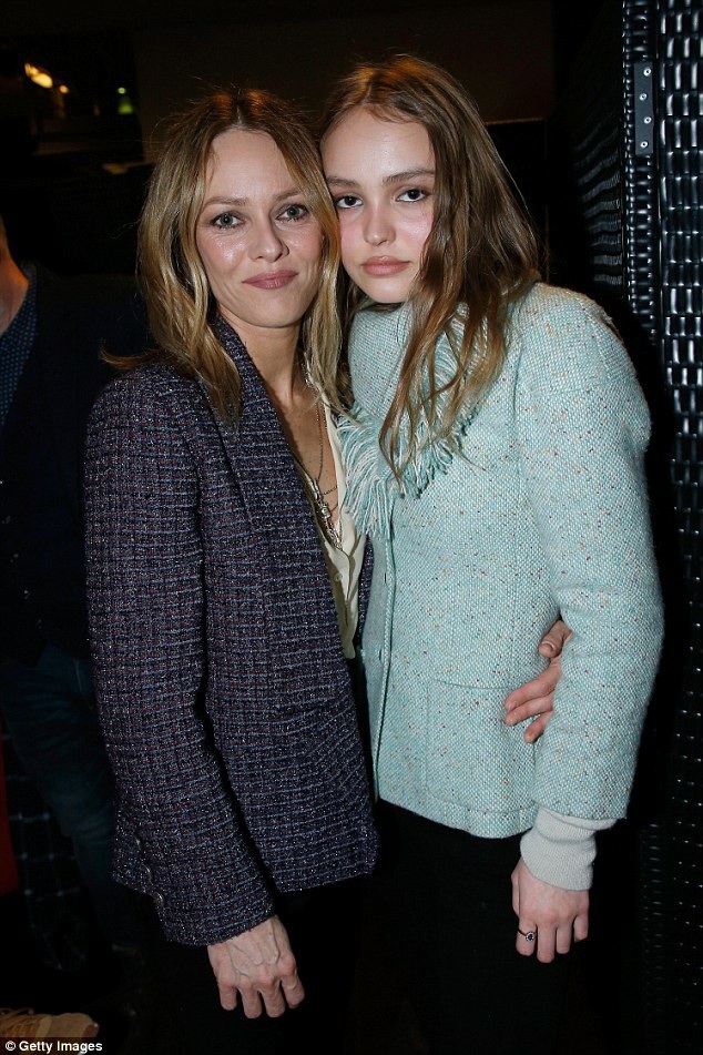 Bạn gái cũ Johnny Depp có bồ mới - 8
Vanessa và con gái cưng Lily-Rose Depp, 19 tuổi. Cô gái trẻ theo bước bố mẹ làm diễn viên và người mẫu.