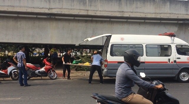 Phát hiện người đàn ông tử vong dưới gầm cầu Bình Lợi - 1
Thi thể người đàn ông được đưa về nhà xác để phục vụ công tác điều tra