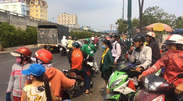Phát hiện người đàn ông tử vong dưới gầm cầu Bình Lợi - 2 Người dân tập trung bên đường theo dõi vụ việc