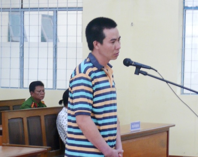 Ghen tuông, chồng đổ xăng lên người đốt vợ - 1 Bị cáo Nguyễn Minh Út tại tòa. (Ảnh: CTV)