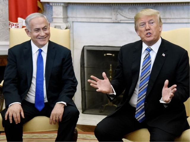Ông Trump có thể đích thân dự khai trương đại sứ quán Mỹ ở Jerusalem - 1
Tổng thống Mỹ Donald Trump (phải) và Thủ tướng Israel Benjamin Netanyahu (Ảnh: Reuters)