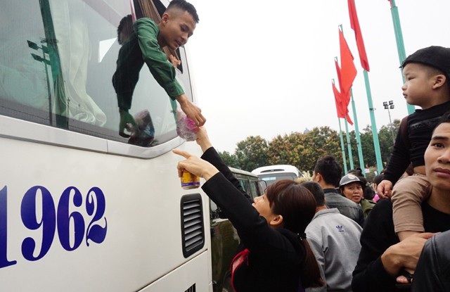 Cử nhân đại học tình nguyện nhập ngũ để rèn mình - 10 Con dù lớn vẫn là con của mẹ... Người mẹ vội vàng đưa cho con bánh mỳ, lon nước trước khi xe chuyển bánh