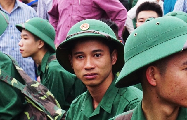 Cử nhân đại học tình nguyện nhập ngũ để rèn mình - 8
Một thanh niên không giấu được vẻ bồi hồi trước khi lên đường