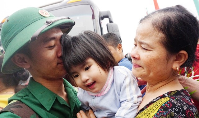 Cử nhân đại học tình nguyện nhập ngũ để rèn mình - 13 Người lính trẻ đặt lên mái tóc cô cháu gái một nụ hôn trước khi lên đường