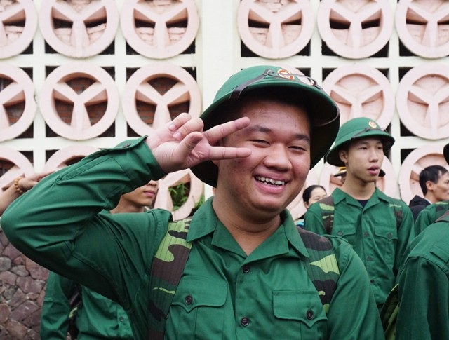 Cử nhân đại học tình nguyện nhập ngũ để rèn mình - 9
Nét tinh nghịch hồn nhiên của một lính trẻ. Môi trường quân ngũ sẽ là nơi để em rèn bản thân trở thành chàng trai cứng cáp, vững vàng...