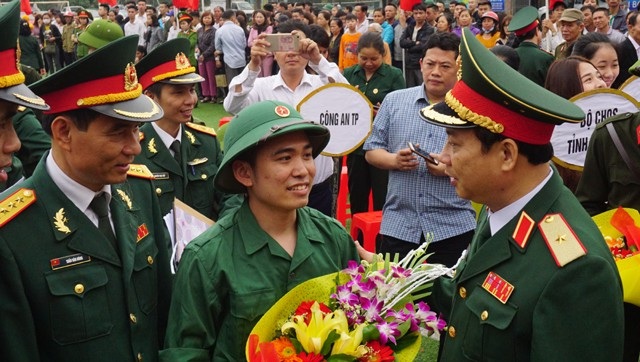 Cử nhân đại học tình nguyện nhập ngũ để rèn mình - 4 Đại diện Bộ tư lệnh Quân khu 4 tặng hoa chúc mừng, động viên các tân binh trước khi lên đường nhập ngũ
