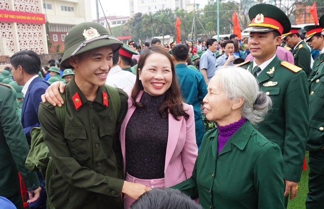 Cử nhân đại học tình nguyện nhập ngũ để rèn mình - 5 Mẹ và bà động viên chàng trai trẻ. Em là 1 trong 14 chiến sỹ nghĩa vụ công an của TP.Vinh nhập ngũ lần này
