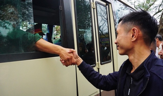 Cử nhân đại học tình nguyện nhập ngũ để rèn mình - 14 Cái siết tay thật chặt giữa hai người bạn