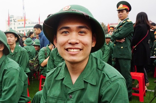 Cử nhân đại học tình nguyện nhập ngũ để rèn mình - 2 Tân binh Hà Trung Đức háo hức trước giờ tòng quân