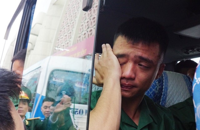 Cử nhân đại học tình nguyện nhập ngũ để rèn mình - 16 Một chàng lính trẻ bật khóc. Em tự cho mình yếu đuối một chút, để lát nữa thôi, đoàn xe lăn bánh đưa em đến đơn vị mới. Ở đó sẽ là nơi để em rèn sức, luyện tài, tu dưỡng ý chí...