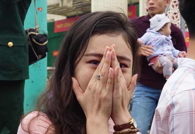 Cử nhân đại học tình nguyện nhập ngũ để rèn mình - 15 Sợ nước mắt của mình khiến người lính trẻ phân tâm, cô gái chỉ dám đứng từ xa nhìn người yêu lên đường nhập ngũ
