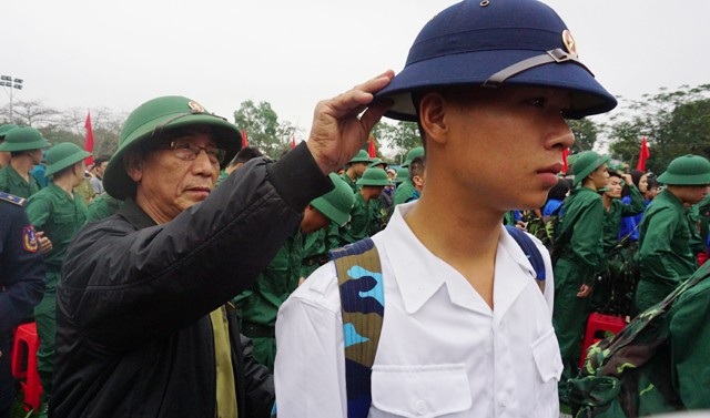 Cử nhân đại học tình nguyện nhập ngũ để rèn mình - 6 Nguyên Đại tá quân đội Nguyễn Xuân Đậu chỉnh sửa lại quân phục cho cháu trai