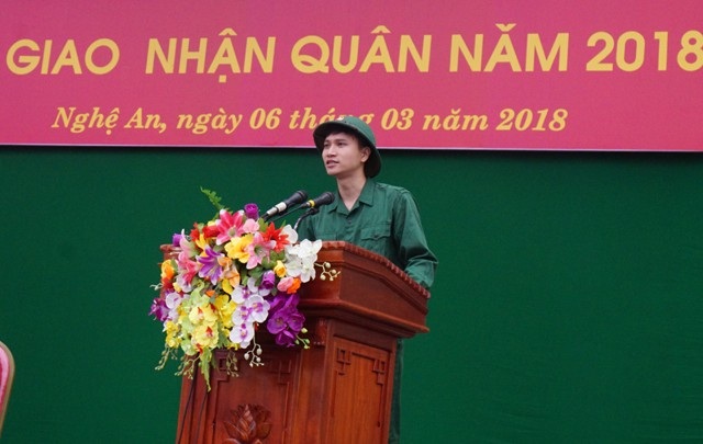Cử nhân đại học tình nguyện nhập ngũ để rèn mình - 7 Đại diện các thanh niên nhập ngũ lần này phát biểu quyết tâm rèn luyện, phấn đấu trong môi trường quân ngũ